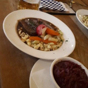 Rindsbraten mit Spatzeln und Rotkraut im Hofbräuhaus